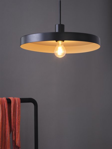  Plate Ø40 Noir suspension De Osram - L'int&eacute;rieur de l'abat-jour est beige, ce qui assure une belle et lumineuse r&eacute;partition de la lumi&egrave;re dans la pi&egrave;ce.