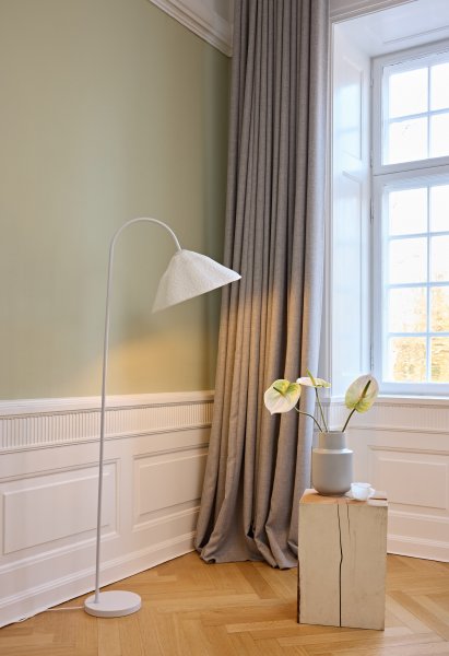 Lotus Leaf Blanc lampadaire De Ledvance - L'abat-jour d&eacute;coratif en papier assure une agr&eacute;able r&eacute;partition de la lumi&egrave;re dans la pi&egrave;ce.