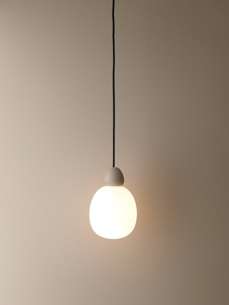 Buddy Ø18 Sable suspension De Belid - Malgr&eacute; son design &eacute;pur&eacute;, sa fabrication de haute qualit&eacute; et son aspect robuste font de la suspension Buddy un luminaire id&eacute;al au-dessus d&#39;une table &agrave; manger, dans un salon, une chambre ou un couloir.
