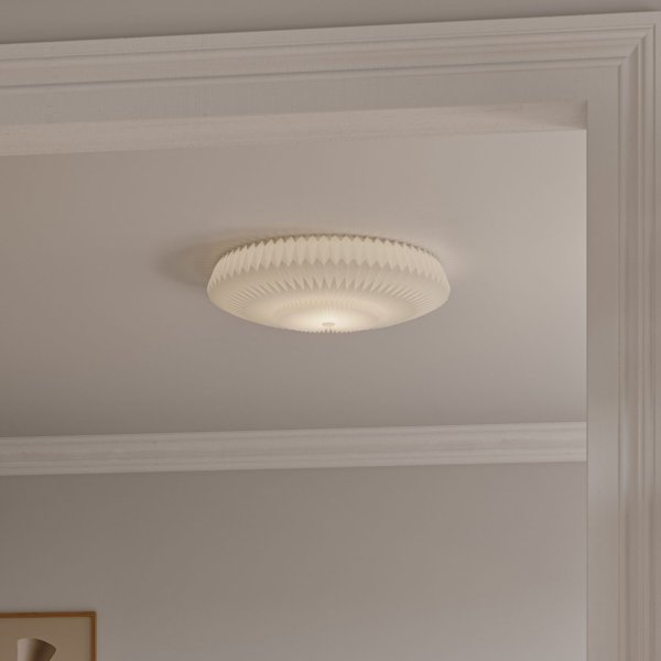 Belli Ø55 Blanc plafonnier De CO Bankeryd - Tamis&eacute;, il diffuse une lumi&egrave;re d'ambiance douce ou une douce lueur tamis&eacute;e.