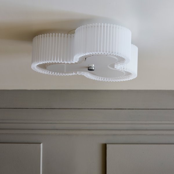 Kolme Ø70 Blanc plafonnier De CO Bankeryd - Avec sa forme tridimensionnelle et ses lignes douces et courbes, Kolme cr&eacute;e une distribution lumineuse agr&eacute;able et une atmosph&egrave;re &eacute;l&eacute;gante dans la pi&egrave;ce.