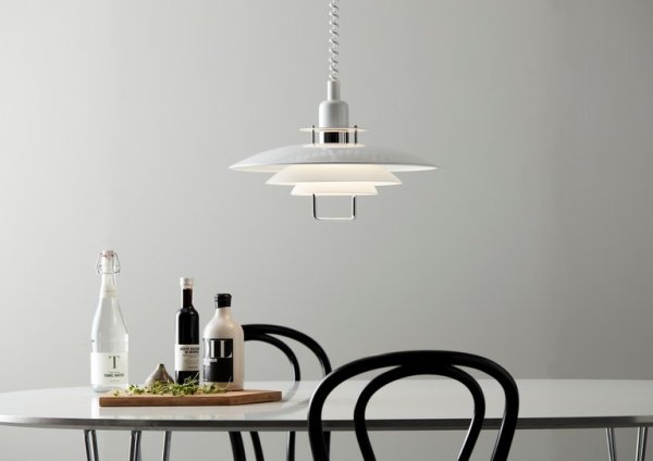 Primus II Ø43 Blanc/chrome suspension De Belid - La suspension est dotée d'une poignée en métal qui permet de régler facilement la hauteur au-dessus de la table à manger.