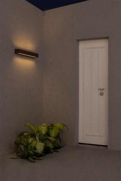 Doro Brun lampe d’extérieur De Faro Barcelona - Cette lampe de couleur rouille utilise la technologie LED et poss&egrave;de un indice de protection IP65, qui offre une protection &eacute;lev&eacute;e contre la pluie et la salet&eacute;.