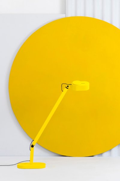 Inviting 86cm Jaune lampe de bureau De Faro Barcelona - La t&ecirc;te de lampe peut &ecirc;tre r&eacute;gl&eacute;e horizontalement et verticalement selon vos souhaits et la luminosit&eacute; et la temp&eacute;rature de couleur sont dimmables.
