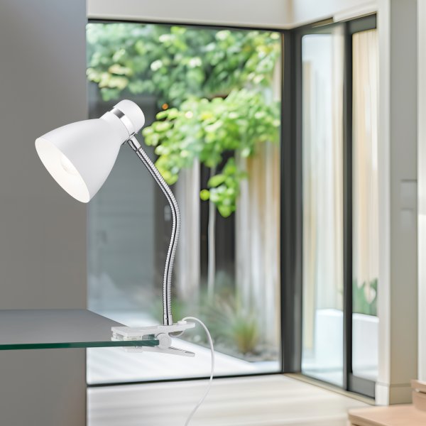 Harvey Blanc lampe à pince De Trio Lighting - La conception puriste de la lampe garantit également une direction de la lumière flexible et précise.