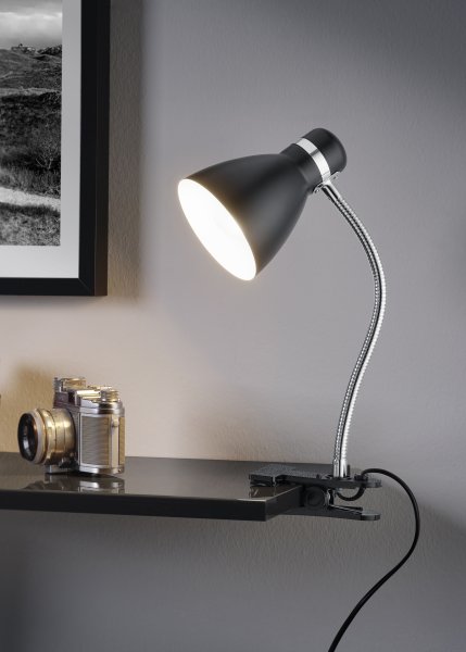 Harvey Noir lampe à pince De Trio Lighting - La conception puriste de la lampe garantit également une direction de la lumière flexible et précise.