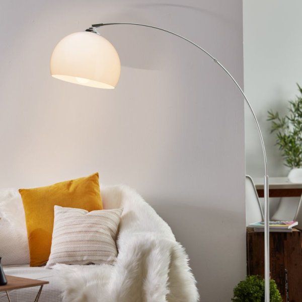 Vessa Chrome lampadaire De Brilliant - Gr&acirc;ce &agrave; son bras large, la lampe peut &ecirc;tre plac&eacute;e &agrave; un endroit tout en &eacute;clairant un autre &ndash; parfaite comme lampe de lecture derri&egrave;re le canap&eacute; ou en compl&eacute;ment d&#39;un &eacute;clairage g&eacute;n&eacute;ral.