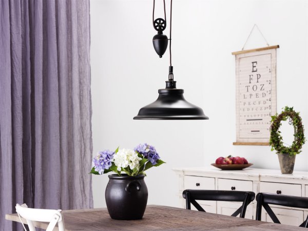 New Haven Ø37 Noir antique suspension De Cottex - Sa construction métallique robuste et sa suspension à chaîne lui confèrent une touche industrielle et sont parfaites pour créer une atmosphère tendance dans la cuisine ou la salle à manger.