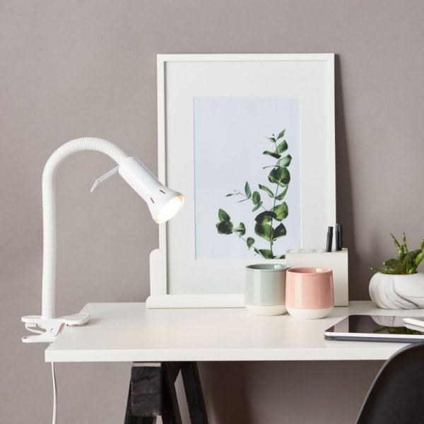 Flex Blanc lampe à pince De Brilliant - Id&eacute;ale lorsque l&#39;espace est limit&eacute; et qu&#39;une base de lampe classique ne convient pas, Flex offre un &eacute;clairage flexible et peu encombrant, id&eacute;al comme lampe de travail sur un bureau ou comme &eacute;clairage d&#39;appoint sur des &eacute;tag&egrave;res et autres petites surfaces.