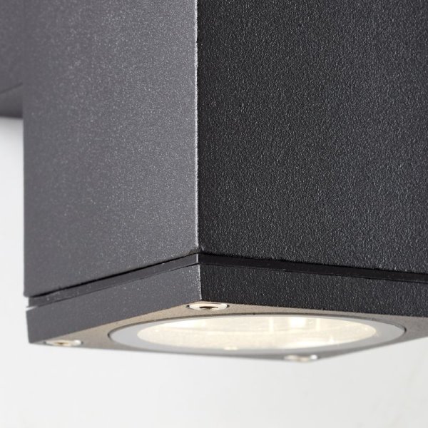 Hally Anthracite lampe d’extérieur De Brilliant - Cette applique murale est à la fois décorative et fonctionnelle, offrant un éclairage sûr dans l'entrée pendant les heures sombres de la journée.