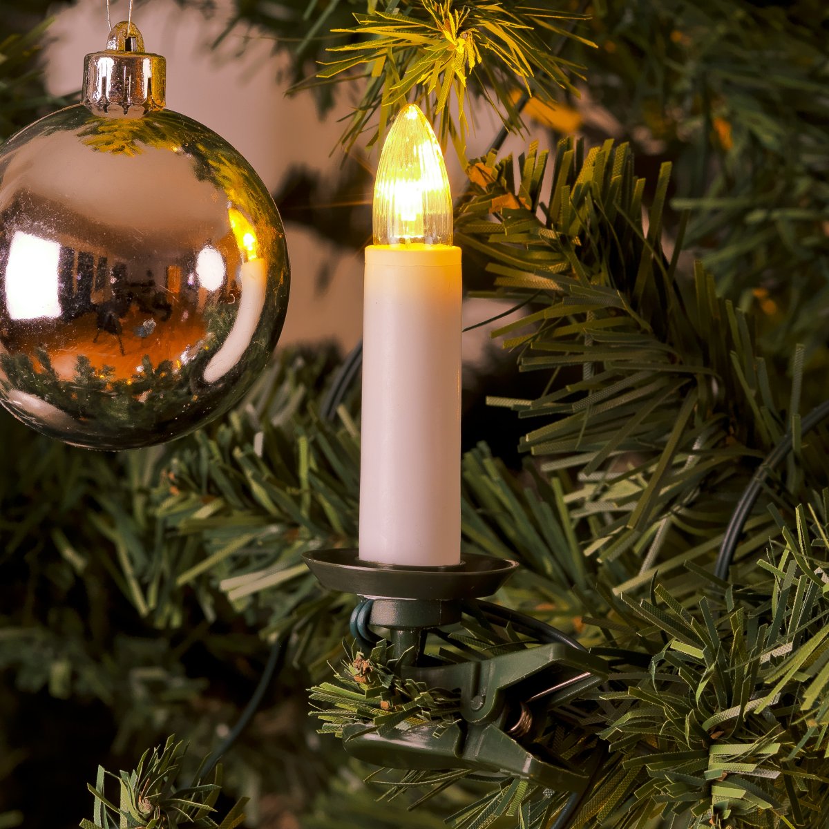 Guirlande lumineuse pour sapin de Noël blanc chaud 35LED 27m Blanc De Konstsmide - Un c&acirc;ble de connexion de 5 m&egrave;tres et un transformateur sont &eacute;galement inclus pour une installation flexible.