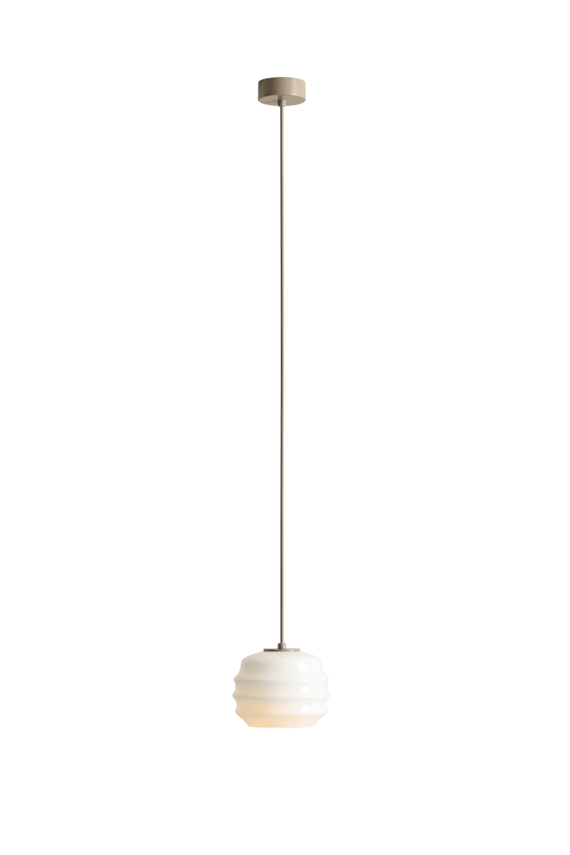 Puff Ø16 Beige suspension De Artera - Son abat-jour décoratif en verre opale blanc séduit par sa forme incurvée, conférant à la lampe une allure à la fois ludique et raffinée.