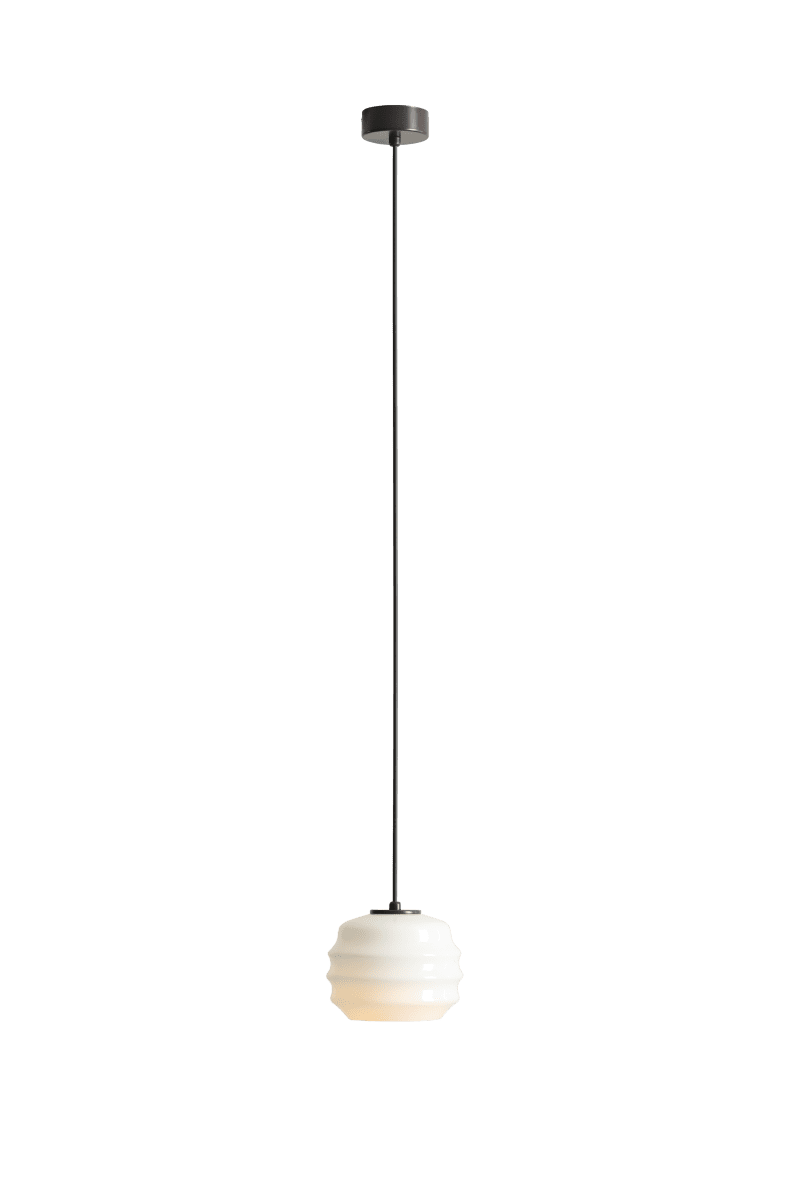 Puff Ø16 brun foncé suspension De Artera - Son abat-jour décoratif en verre opale blanc séduit par sa forme incurvée, conférant à la lampe une allure à la fois ludique et raffinée.