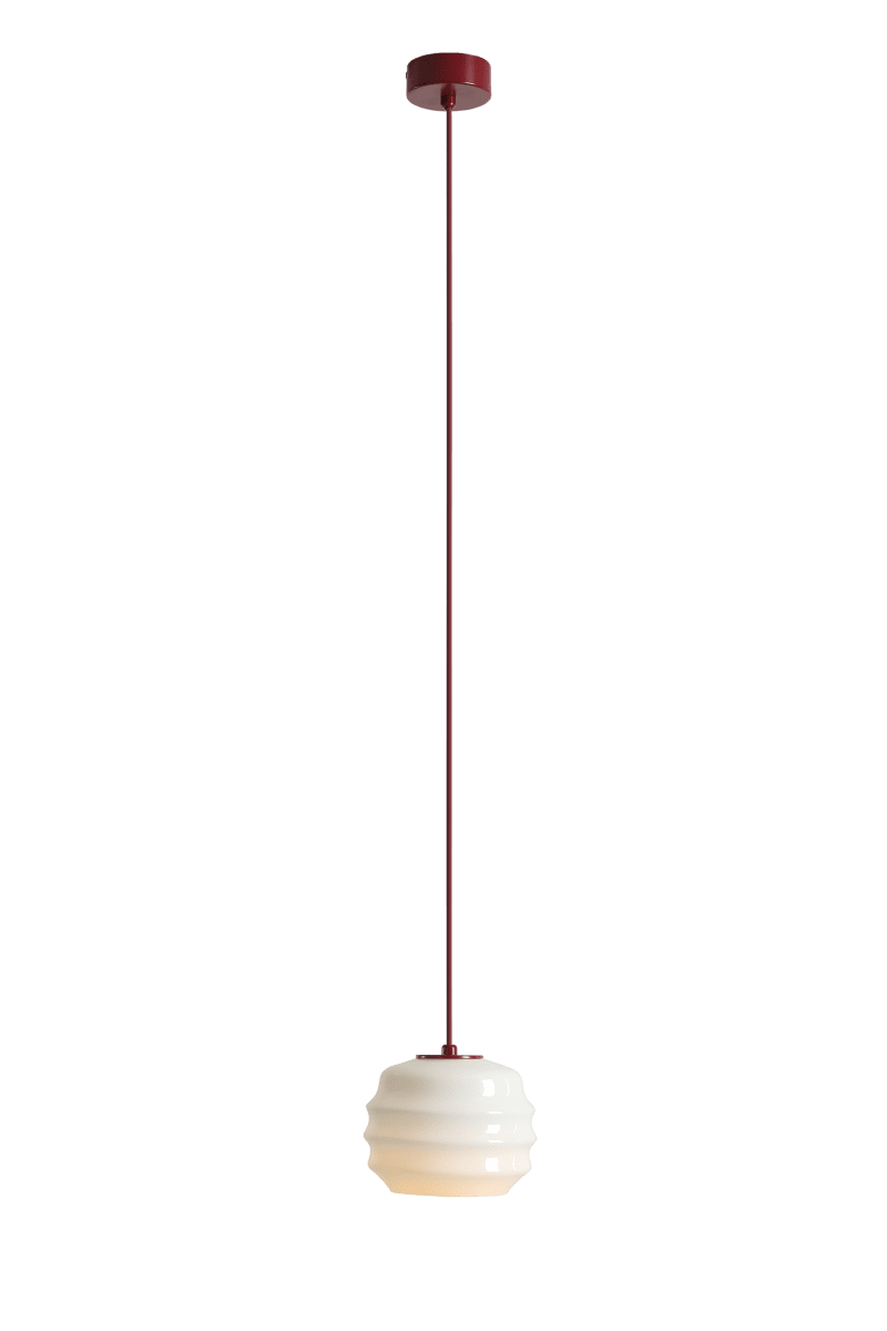 Puff Ø16 Bourgogne suspension De Artera - Son abat-jour décoratif en verre opale blanc séduit par sa forme incurvée, conférant à la lampe une allure à la fois ludique et raffinée.