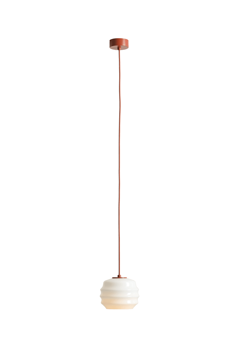 Puff Ø16 Terre cuite suspension De Artera - Son abat-jour décoratif en verre opale blanc séduit par sa forme incurvée, conférant à la lampe une allure à la fois ludique et raffinée.