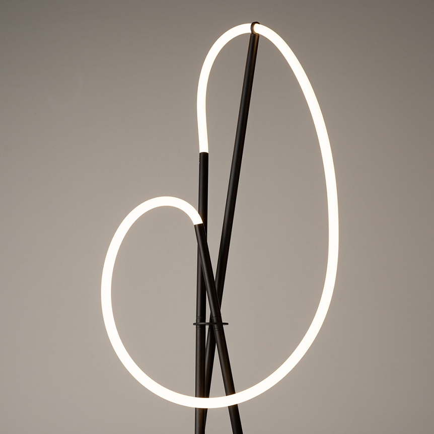 Crochet Noir lampadaire De Maytoni - La luminosit&eacute; peut &ecirc;tre facilement r&eacute;gl&eacute;e &agrave; l'aide du variateur int&eacute;gr&eacute; &agrave; l'interrupteur au sol - une combinaison parfaite de forme, de fonction et d'atmosph&egrave;re.