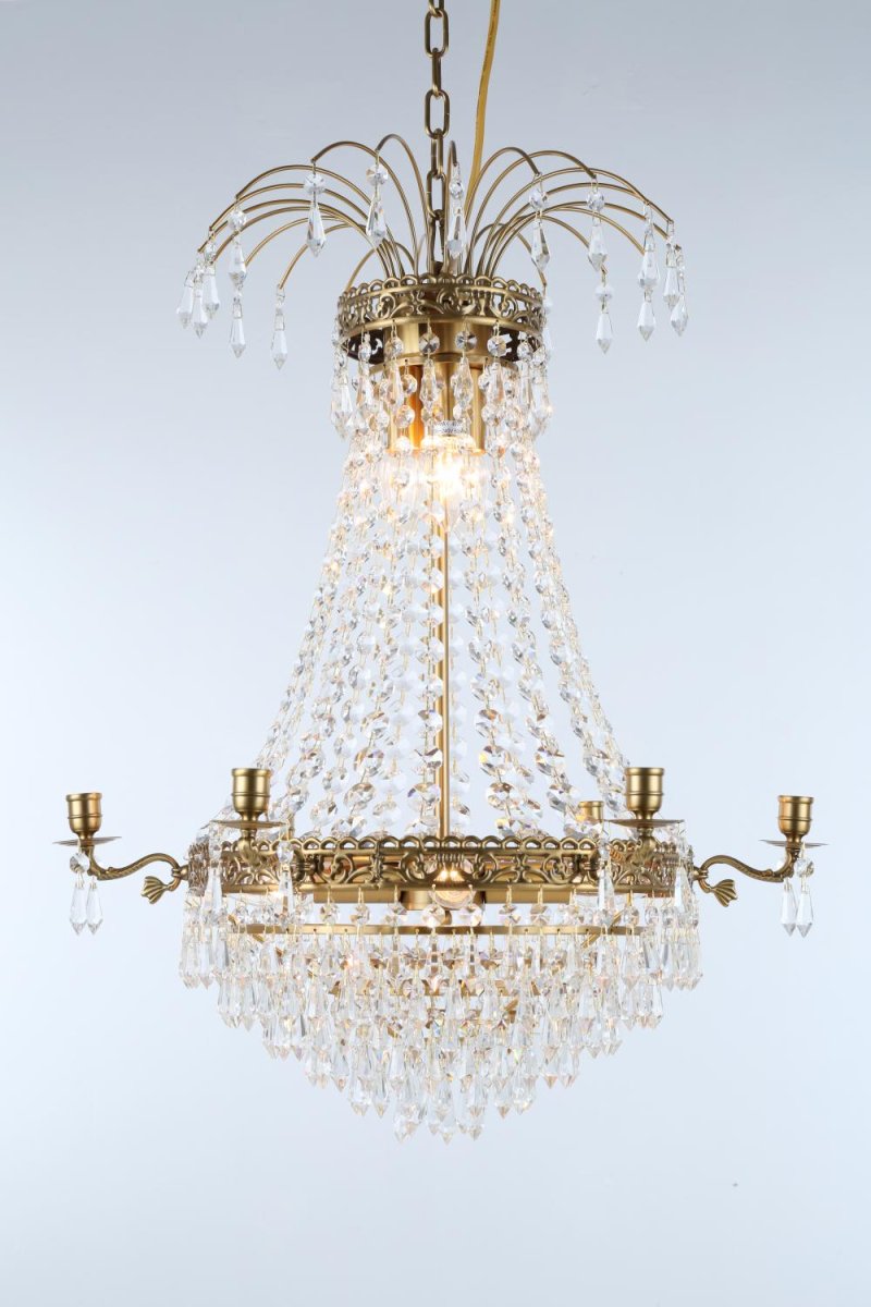 Empire Classic Ø55 Laiton brossé cristal De Norrsken Design - Le lustre est à la fois une excellente source de lumière et une œuvre d'art et est parfait pour créer une atmosphère d'élégance aussi bien dans la salle à manger que dans le salon.