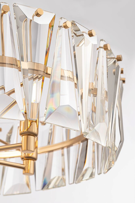 Puntes Ø52 Or cristal De Maytoni - Puntes est un &eacute;l&eacute;gant lustre de plafond en m&eacute;tal dor&eacute; avec des prismes scintillants qui entourent les sources lumineuses et cr&eacute;ent un jeu de lumi&egrave;re magique lorsque la lampe est allum&eacute;e.