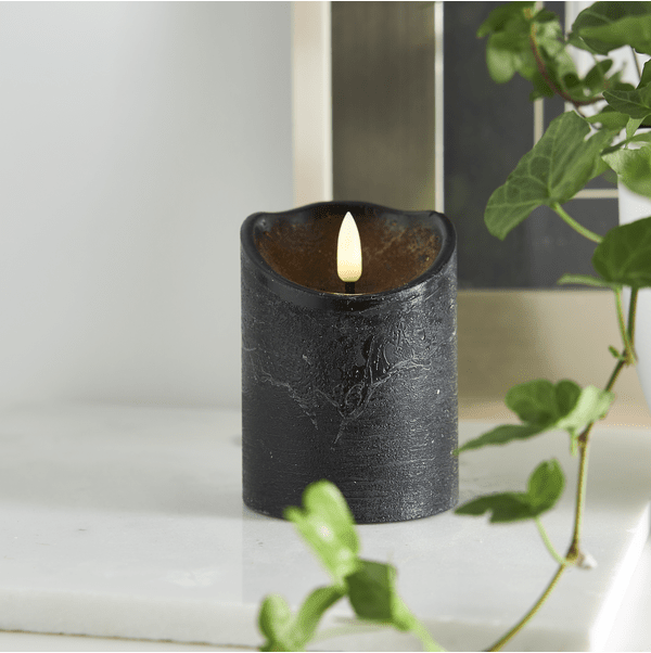 LED Bougie Pilier Flamme Rustic Noir De Star Trading - Bougie en cire noire &agrave; piles avec une finition rustique de la s&eacute;rie Flamme.
