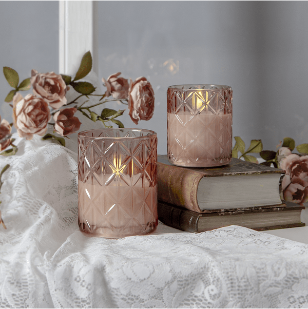 LED Bougie Flamme Romb Rose De Star Trading - Fonctionnant sur piles, elle constitue une d&eacute;coration remarquable, seule ou associ&eacute;e &agrave; d'autres luminaires de la collection Flame de Star Trading.