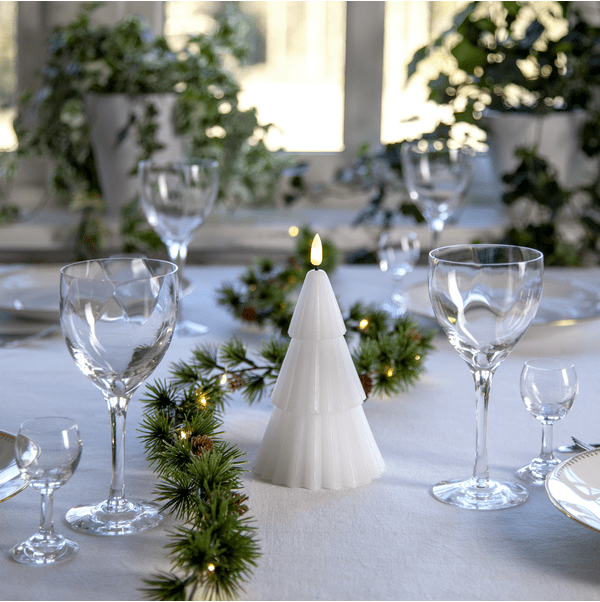 Flamme Grany Blanc De Star Trading - La bougie Grany Flame est une bougie pilier &agrave; piles en forme de sapin stylis&eacute;.