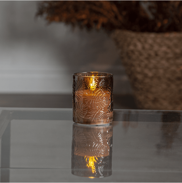 LED Bougie Flamme Leaf Brun De Star Trading - La lanterne &laquo;&nbsp;Feuille de Flamme&nbsp;&raquo; est une magnifique lanterne en verre brun orn&eacute;e d'un motif de feuilles entourant une bougie blanche &agrave; piles.