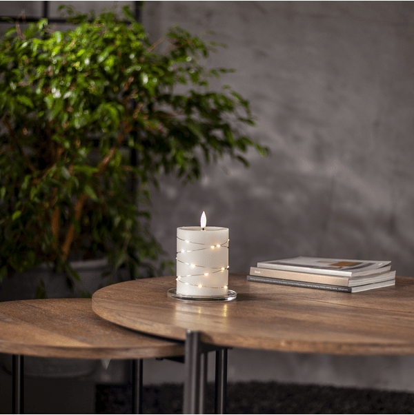 LED Bougie Pilier Flamme Dew 13cm Blanc De Star Trading - Flamme Dew est une magnifique bougie &agrave; piles en cire blanche, orn&eacute;e d'une bande LED qui diffuse une douce lumi&egrave;re blanche chaude.