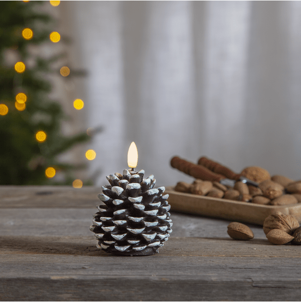 Flamme Cone Brun De Star Trading - Un c&ocirc;ne &eacute;l&eacute;gant &agrave; la flamme tr&egrave;s r&eacute;aliste, diffusant une lumi&egrave;re blanche chaude.