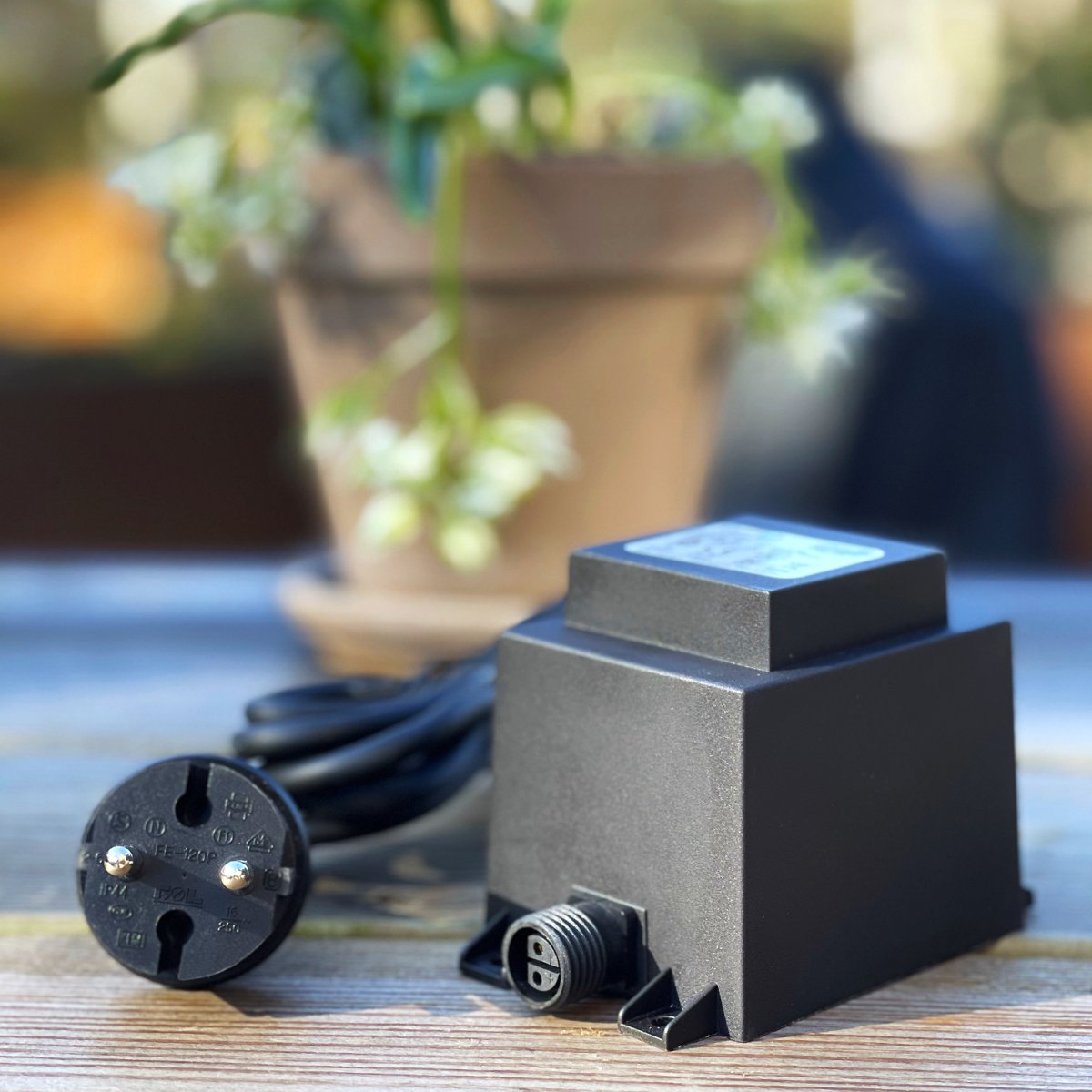 Transformateur 60w Noir De Lightson - Le transformateur est doté d'une prise à connexion rapide de 12 volts à une extrémité et d'un câble de 2 mètres de long avec une fiche à l'autre extrémité que vous branchez sur une prise standard.