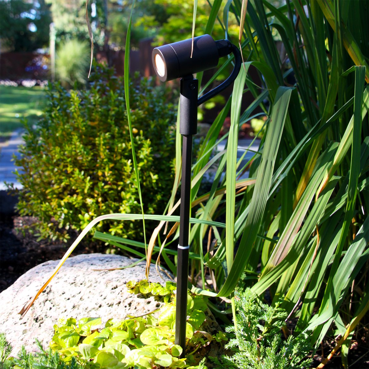 Astro Gris foncé De Lightson - La lumière est magnifiquement diffusée et peut être dirigée vers le haut et vers le bas, ce qui rend la lampe adaptée à de nombreux types d'arbustes et d'arbres, ainsi qu'aux trottoirs et aux chemins.