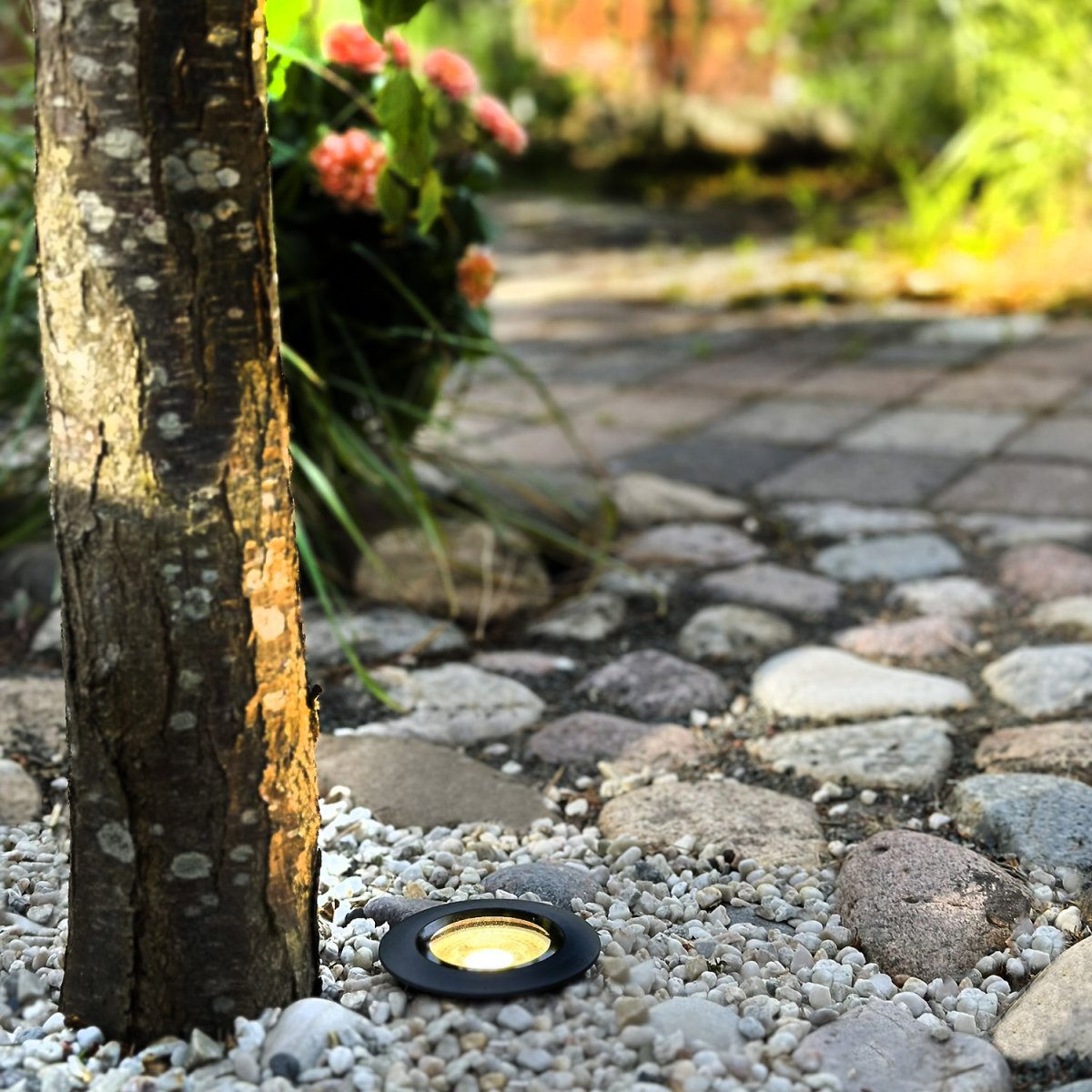 Onyx Gris foncé De Lightson - Att belysa ensamma tr&auml;d som st&aring;r direkt i gr&auml;smattan eller stens&auml;ttningen &auml;r v&auml;ldigt effektfullt f&ouml;r en tr&auml;dg&aring;rd.