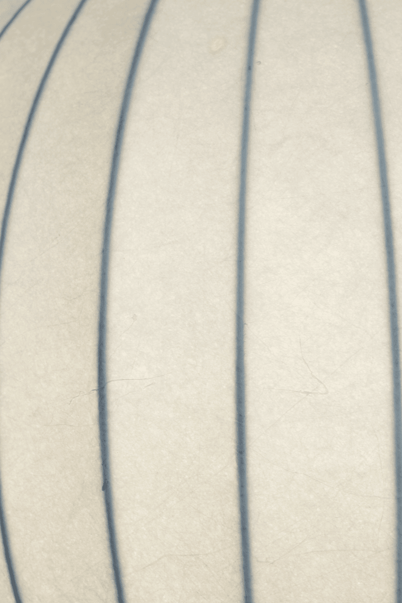 Kanoa Ø40 Blanc suspension De Aneta Lighting - Une fois allum&eacute;e, la lampe diffuse une lumi&egrave;re agr&eacute;able qui filtre &agrave; travers le tissu, contribuant &agrave; une atmosph&egrave;re chaleureuse et accueillante.