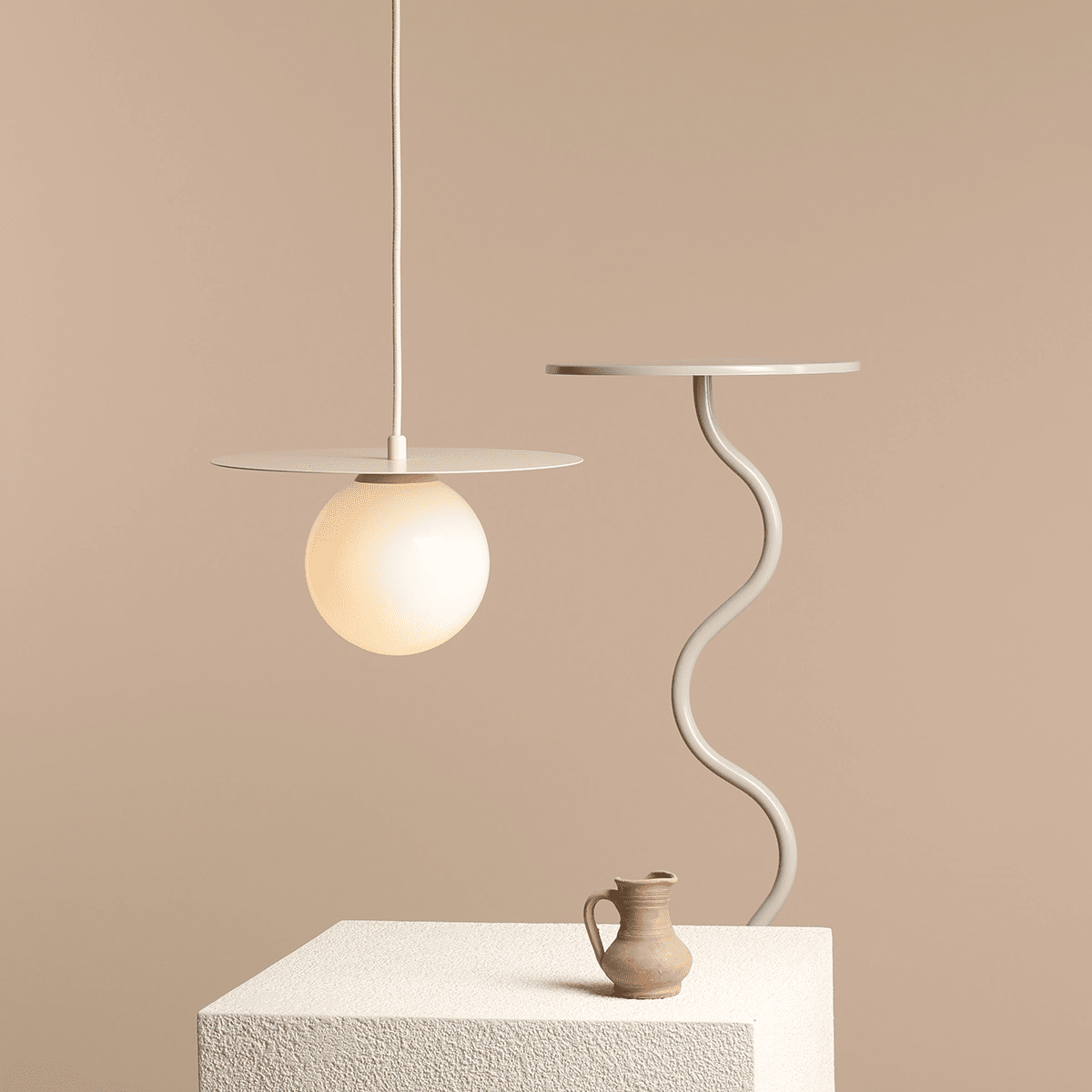 Loop Ø28 Blanc crémeux suspension De Artera - Le dôme rond en verre opale a un diamètre de 14 cm et assure une belle répartition de la lumière dans la pièce.
