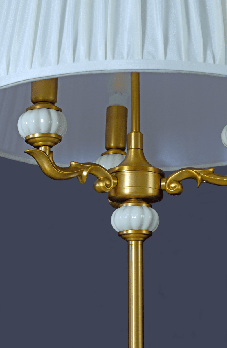 Toulouse Or lampadaire De Aneta Lighting - Le lampadaire Toulouse s&eacute;duit par son design classique et &eacute;l&eacute;gant, rehauss&eacute; de d&eacute;tails d&eacute;coratifs et d'une finition dor&eacute;e raffin&eacute;e.