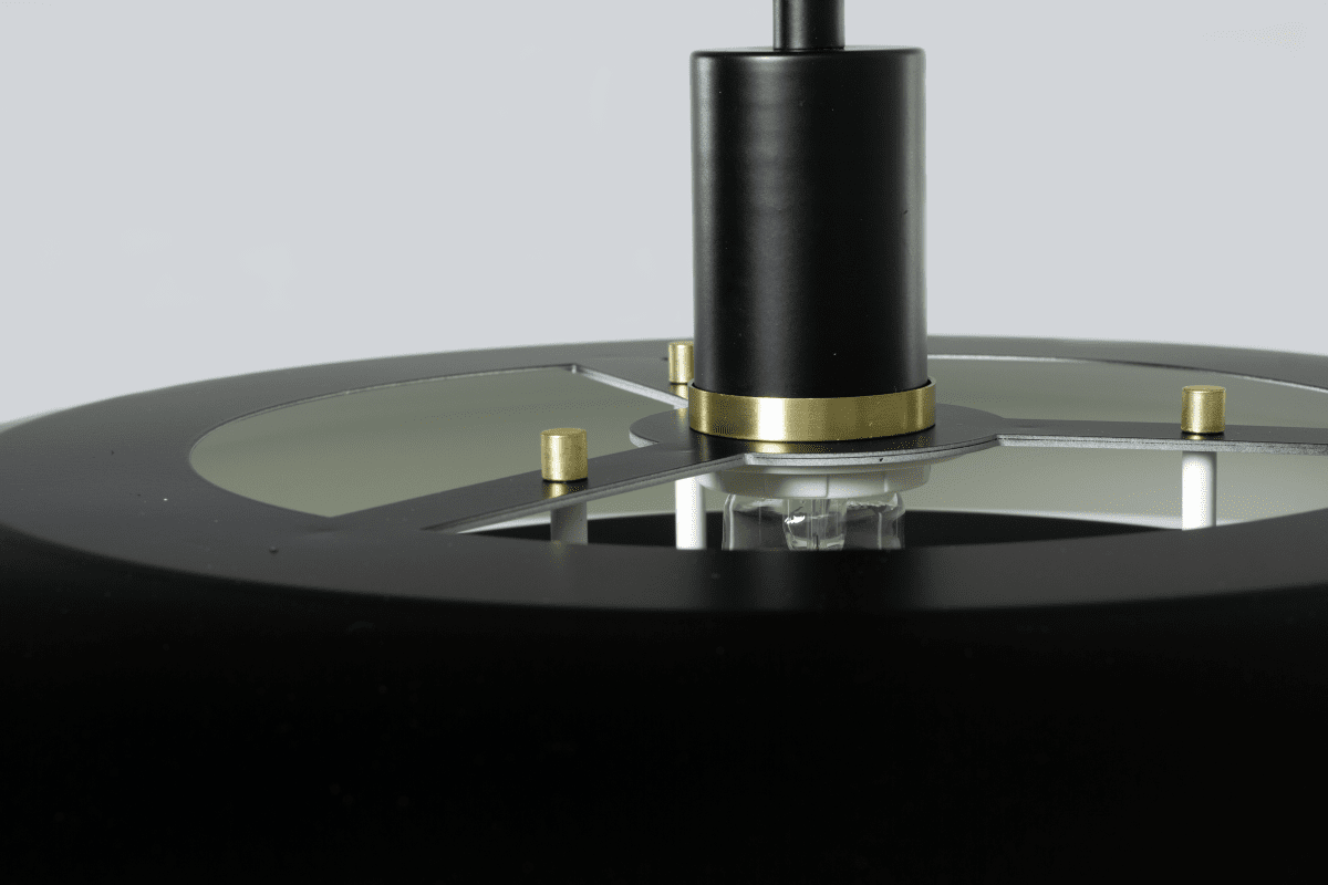 Epsilon Ø56 Noir suspension De Aneta Lighting - Son abat-jour en m&eacute;tal noir, compos&eacute; de trois parties, assure une diffusion agr&eacute;able de la lumi&egrave;re et &eacute;vite l'&eacute;blouissement.