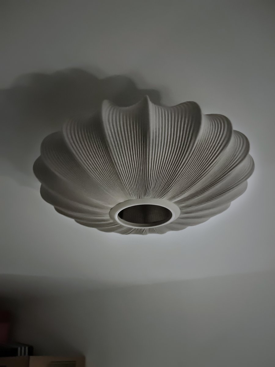 Mamsell Ø45 Gris plafonnier De Aneta Lighting - Mamsell est un plafonnier qui allie charme et élégance dans un design unique d'inspiration organique.
