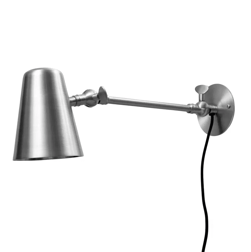 Vala Long 42cm Acier brossé applique murale De H. Skjalm P - Il s'int&egrave;gre parfaitement dans le couloir, le long du comptoir de la cuisine ou comme veilleuse &agrave; c&ocirc;t&eacute; du lit.