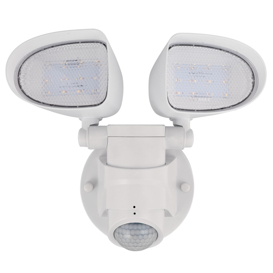 Two-Light Blanc lampe d’extérieur De Westinghouse - La lampe est équipée de deux têtes de lampe réglables qui peuvent être tournées de 135 degrés verticalement et de 160 degrés horizontalement pour couvrir une grande surface.