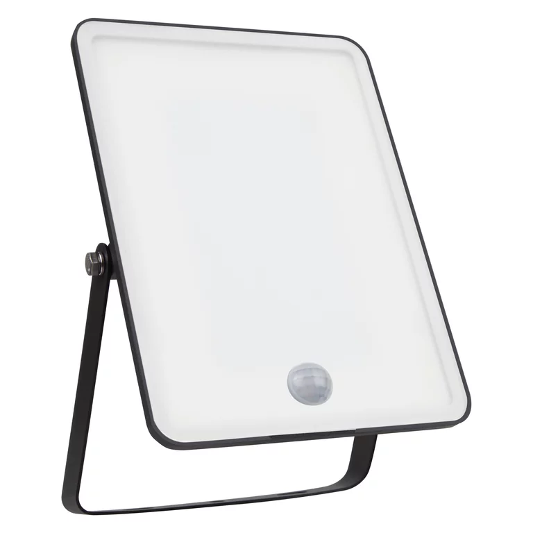 Floodlight Essential Sensor 50W Noir lampe d’extérieur De Ledvance - Gr&acirc;ce au capteur de mouvement et de lumi&egrave;re du jour int&eacute;gr&eacute;, la lumi&egrave;re s'allume automatiquement lorsqu'un mouvement est d&eacute;tect&eacute; et s'adapte aux conditions d'&eacute;clairage, maximisant ainsi les &eacute;conomies d'&eacute;nergie.