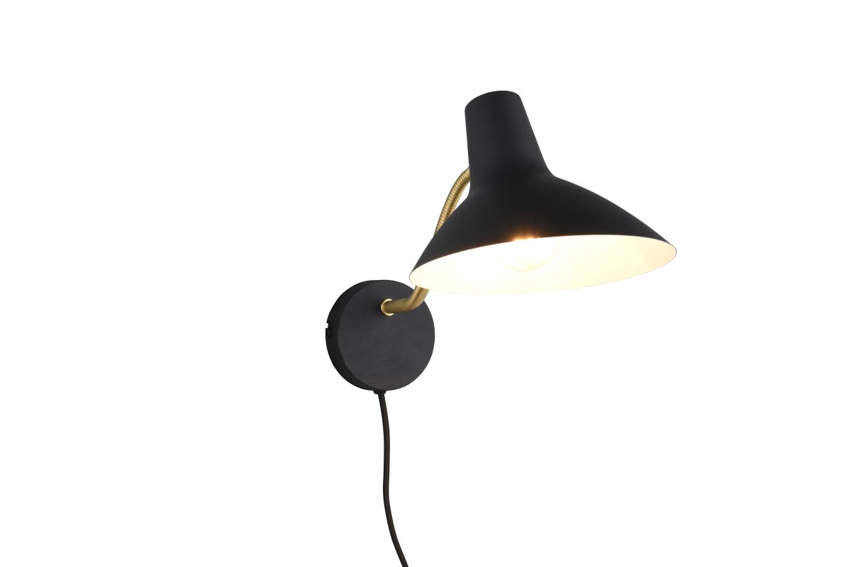 Traveller 38cm Noir applique murale De Trio Lighting - Sa finition noire et son bras en laiton mat lui confèrent une allure élégante qui s'harmonise avec différents styles d'intérieur.