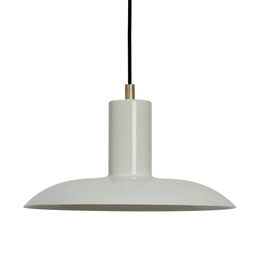 Vega Ø25 Gris mat suspension De H. Skjalm P - La suspension Vega est une lampe élégante en gris mat ; Métal avec des détails en laiton qui émettent une lumière large et douce, créant une atmosphère chaleureuse et accueillante.