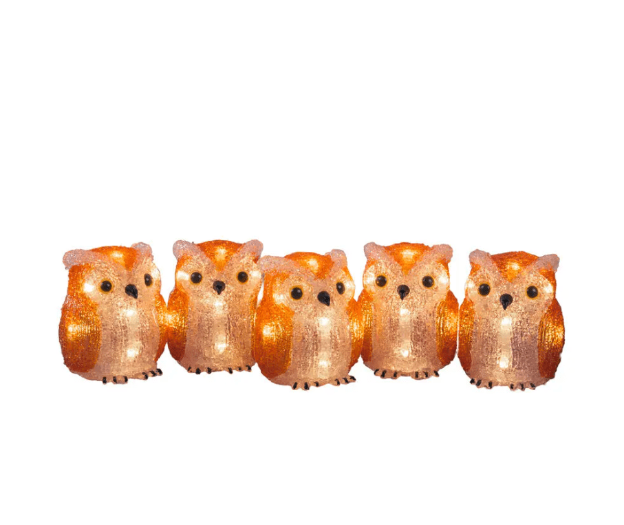 Famille De Chouettes 40 LED Orange De Konstsmide - Avec un espace d'un m&egrave;tre entre les hiboux, la lumi&egrave;re est parfaitement diffus&eacute;e, et le c&acirc;ble transparent et discret s'int&egrave;gre harmonieusement &agrave; l'environnement.