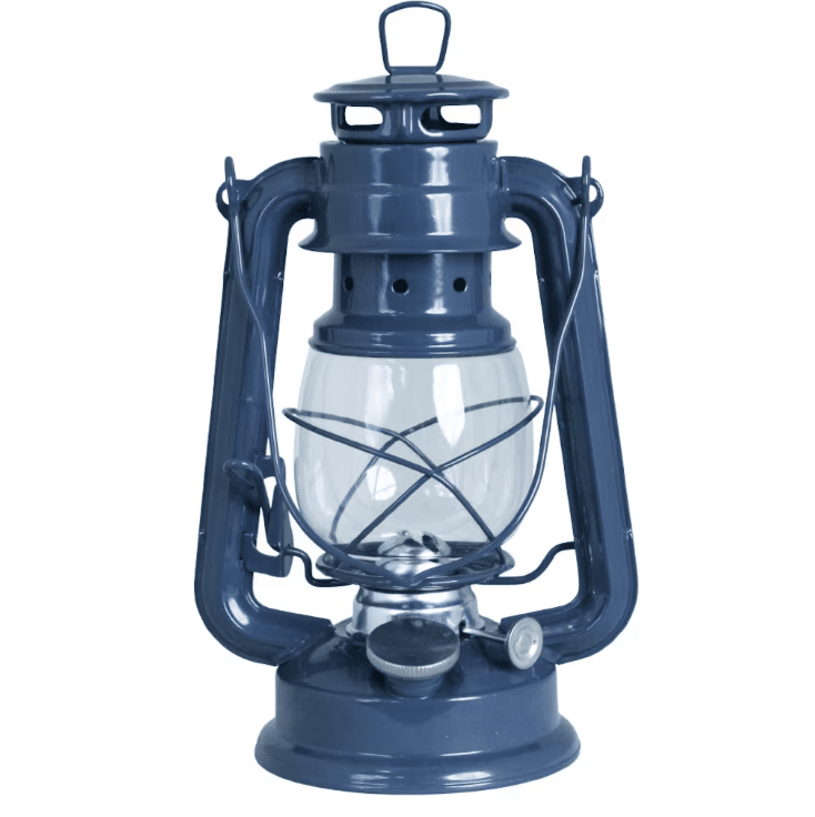 Storm Lantern small Bleu De Strömshaga - Une lanterne au design classique qui s'int&egrave;gre parfaitement dans le hangar &agrave; bateaux, dans la cabine ou sur la plage et assure un confort maximal.