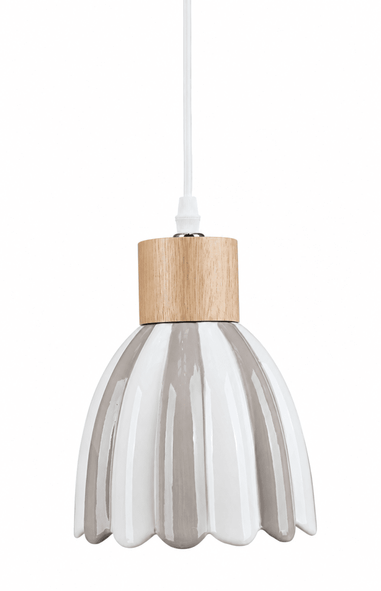 Poppy Ø15 Blanc/beige lampe de fenêtre De Pixie Design - Poppy est une charmante lampe de fen&ecirc;tre en c&eacute;ramique aux formes douces et arrondies, orn&eacute;e de d&eacute;tails en bois qui lui conf&egrave;rent une touche naturelle.