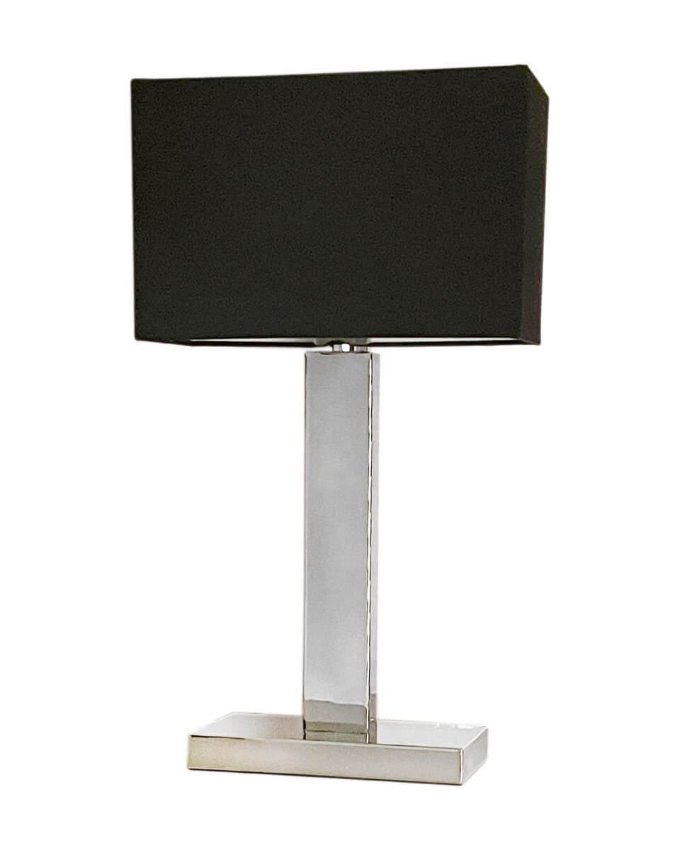 Prime 47cm Chrome lampe de table De By Rydéns - D&eacute;couvrez les possibilit&eacute;s de la lampe de table en m&eacute;tal Prime avec abat-jour en tissu et cr&eacute;ez un effet enchanteur dans votre fen&ecirc;tre avec son design &eacute;l&eacute;gant et son &eacute;clairage subtil.