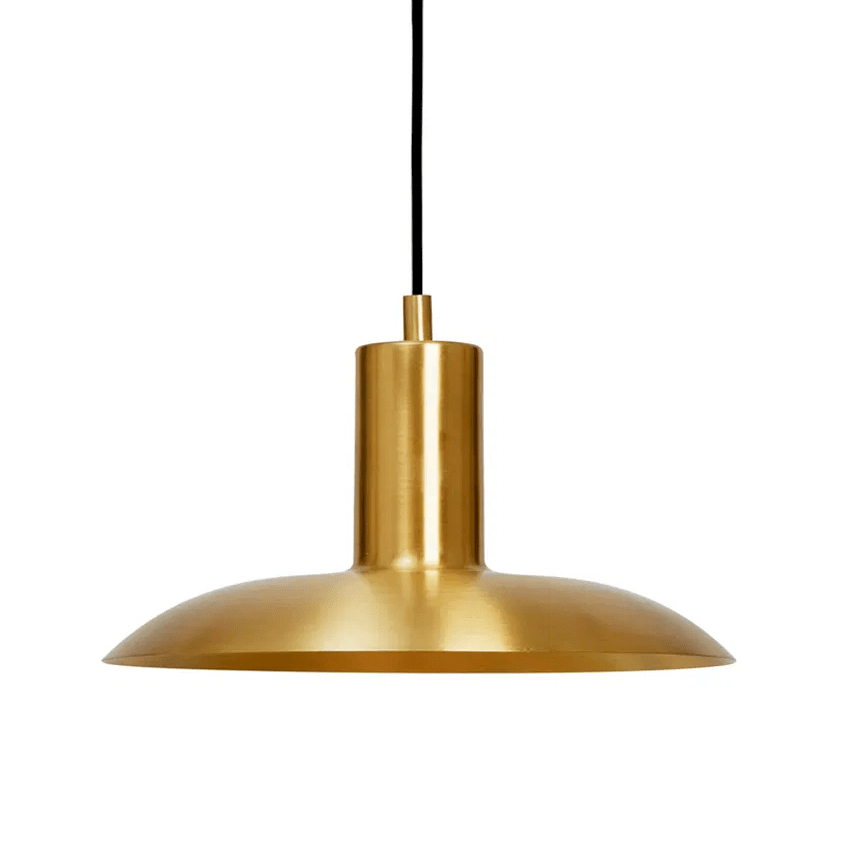 Vega Ø25 Laiton mat suspension De H. Skjalm P - La suspension Vega est une lampe &eacute;l&eacute;gante en laiton mat qui &eacute;met une lumi&egrave;re large et douce, cr&eacute;ant une atmosph&egrave;re chaleureuse et accueillante.