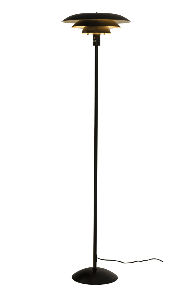 Epsilon Noir lampadaire De Aneta Lighting - Le lampadaire Epsilon pr&eacute;sente un design classique avec des abat-jour en m&eacute;tal noir sur trois niveaux qui diffusent agr&eacute;ablement la lumi&egrave;re et &eacute;vitent l'&eacute;blouissement.