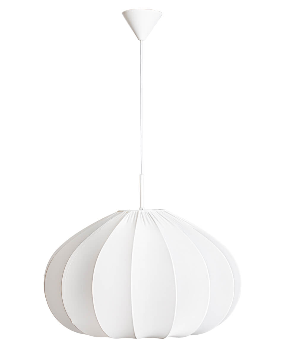 Ebba Ø60 Blanc suspension De By Rydéns - Ebba est fabriqu&eacute; dans un tissu fin et blanc qui ajoute une touche f&eacute;minine et diffuse une lumi&egrave;re douce &agrave; travers la mati&egrave;re d&eacute;licate.