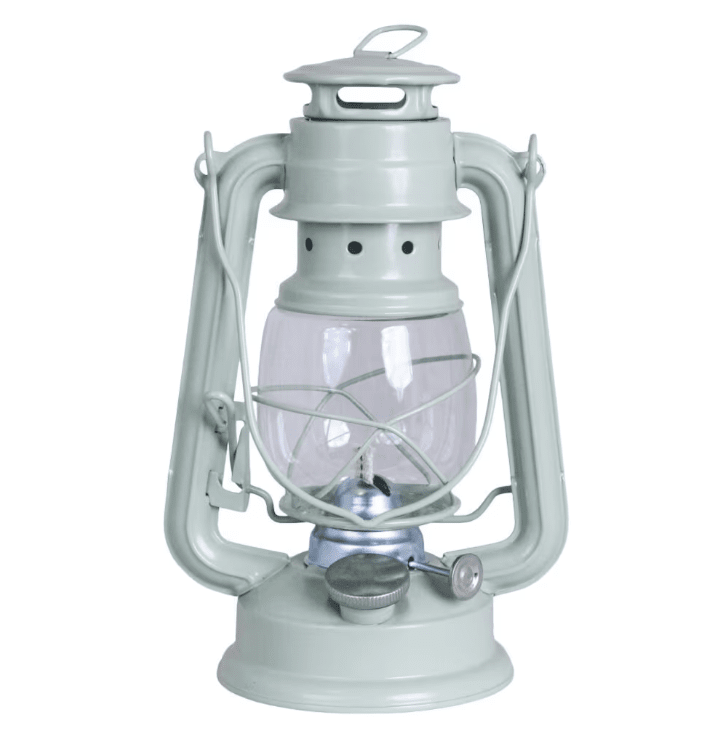 Storm Lantern small Vert De Strömshaga - Une lampe &agrave; p&eacute;trole au design classique qui constitue un beau d&eacute;tail int&eacute;rieur et diffuse une belle lumi&egrave;re &agrave; l'int&eacute;rieur comme &agrave; l'ext&eacute;rieur.