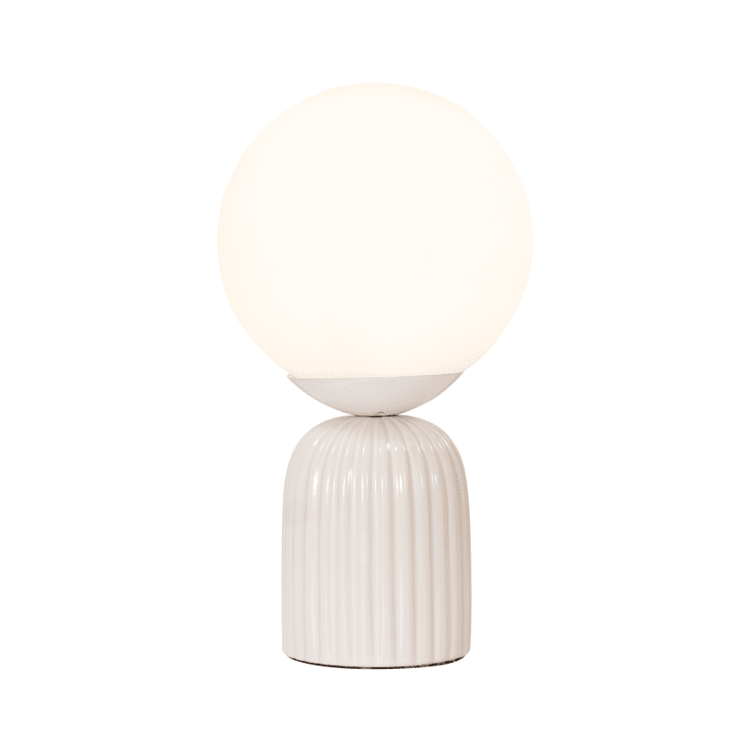 Globe 28cm Blanc cassé lampe de table De Pixie Design - La lampe de table Globe en céramique et verre est un détail d'intérieur élégant et moderne qui s'intègre parfaitement dans tous les types d'environnements.
